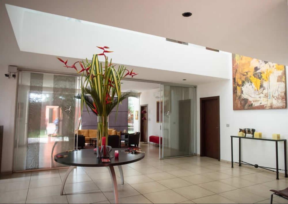 Hotel Maison Rouge Котону Экстерьер фото