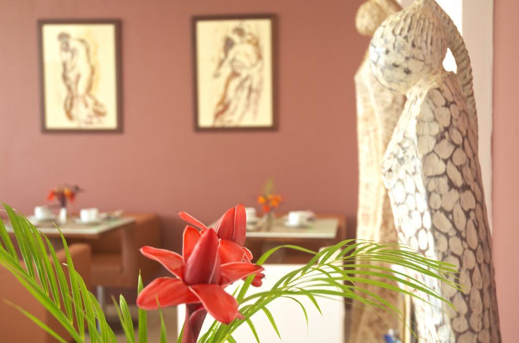 Hotel Maison Rouge Котону Экстерьер фото