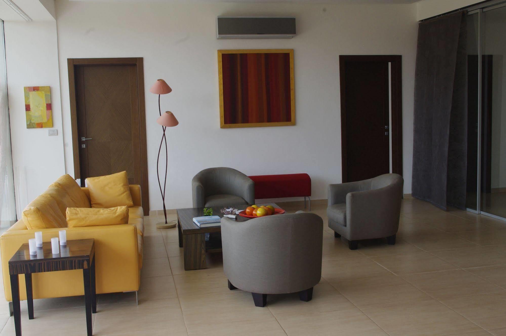 Hotel Maison Rouge Котону Экстерьер фото