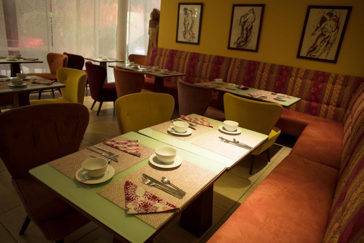 Hotel Maison Rouge Котону Экстерьер фото