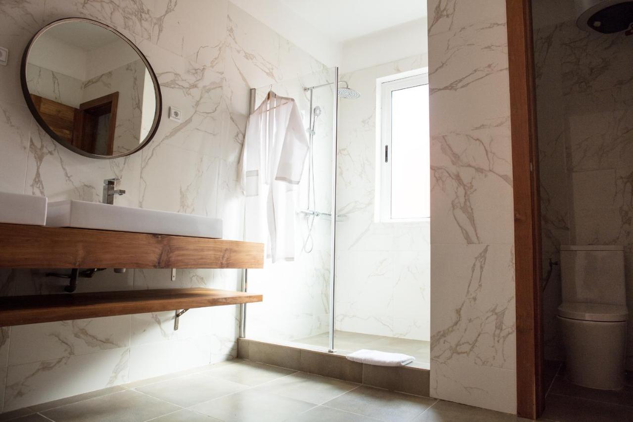 Hotel Maison Rouge Котону Экстерьер фото
